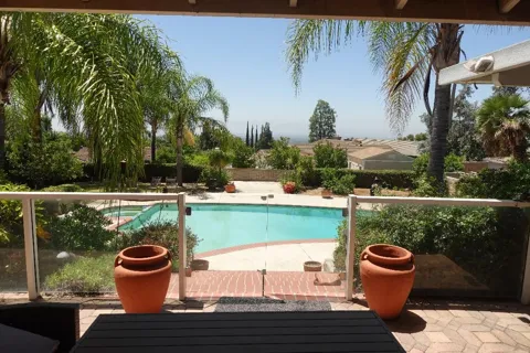 2534 E Vista