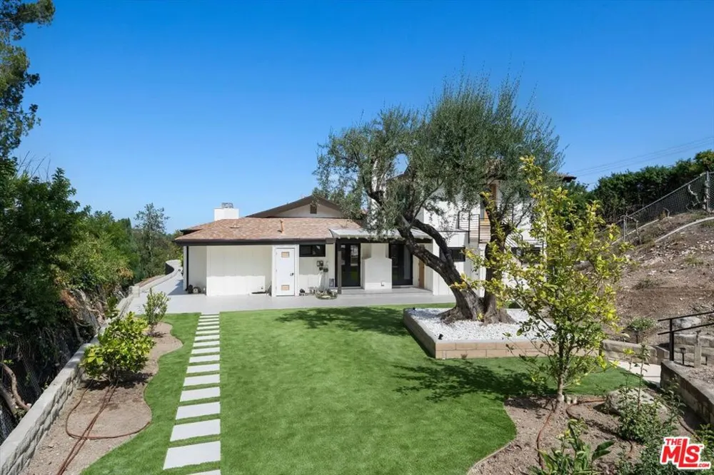 4847 Brewster Drive Tarzana, CA 91356