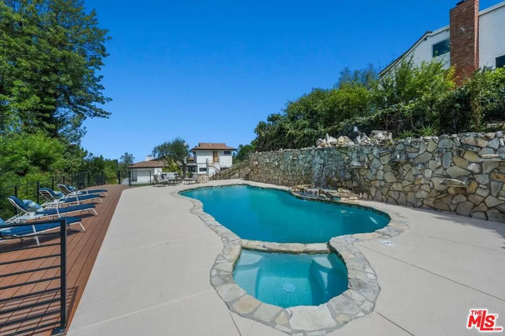 4847 Brewster Drive Tarzana, CA 91356