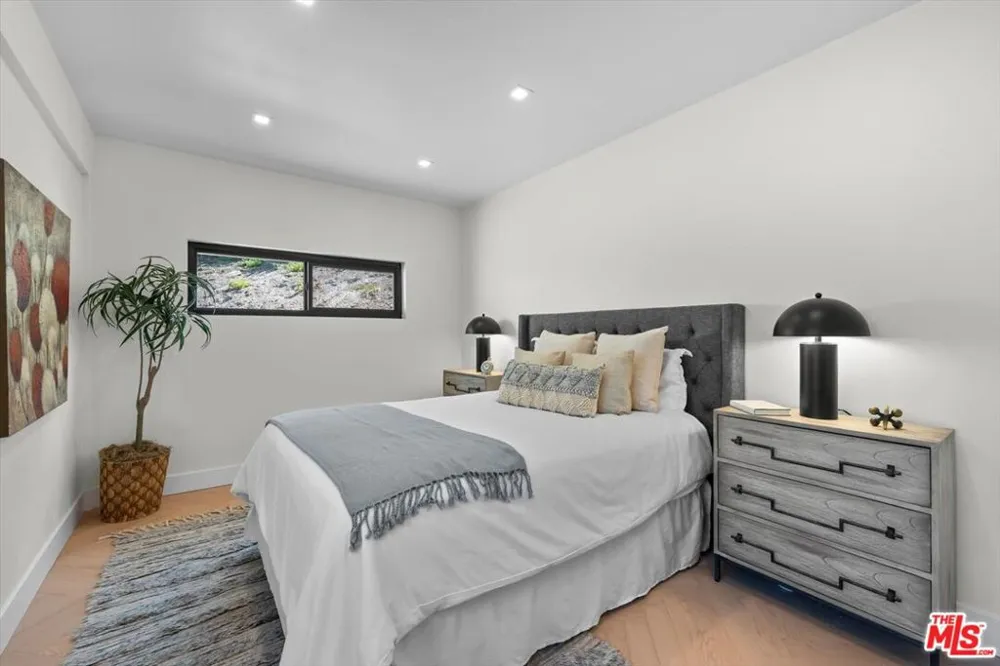 4847 Brewster Drive Tarzana, CA 91356