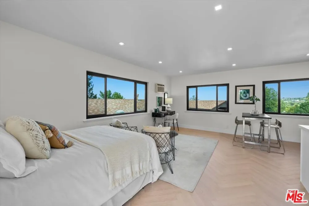 4847 Brewster Drive Tarzana, CA 91356