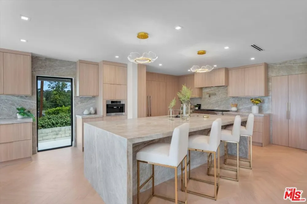 4847 Brewster Drive Tarzana, CA 91356