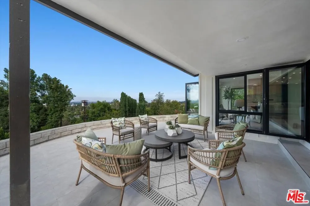 4847 Brewster Drive Tarzana, CA 91356