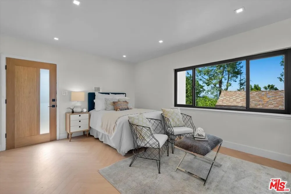 4847 Brewster Drive Tarzana, CA 91356