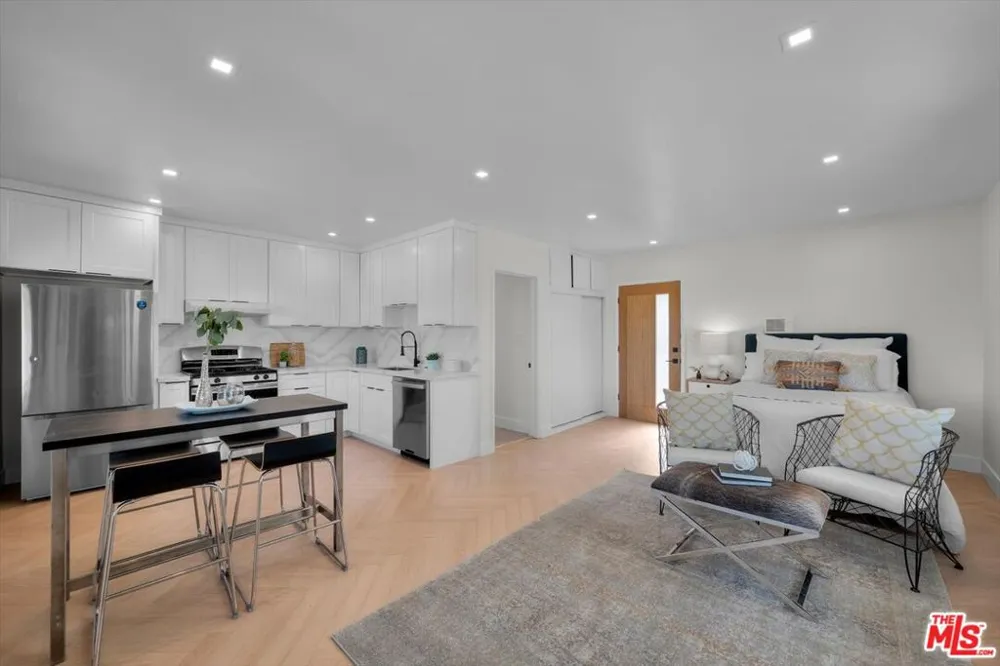 4847 Brewster Drive Tarzana, CA 91356