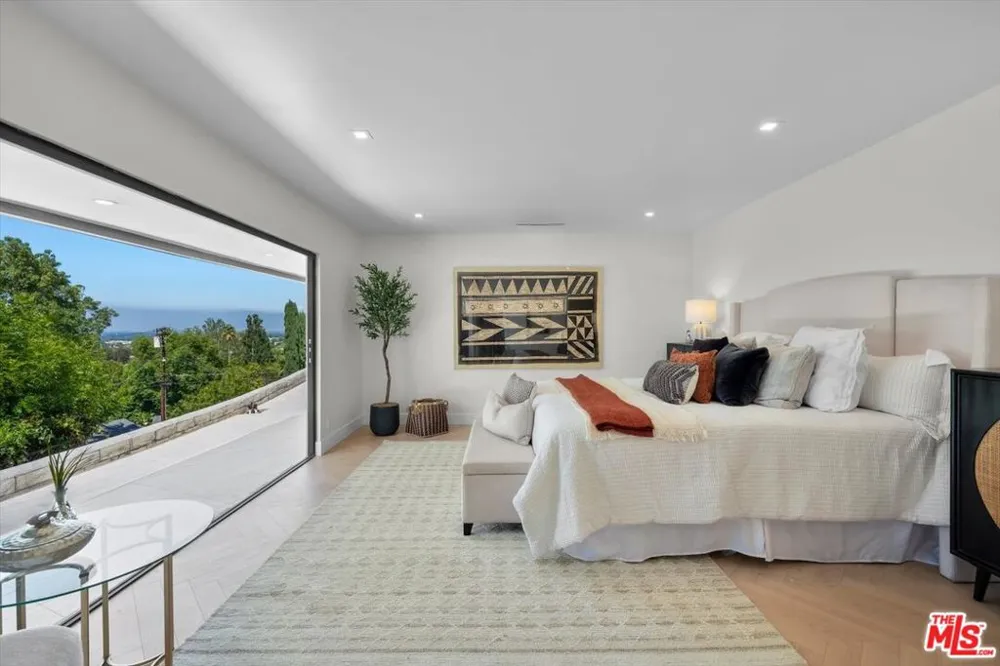 4847 Brewster Drive Tarzana, CA 91356