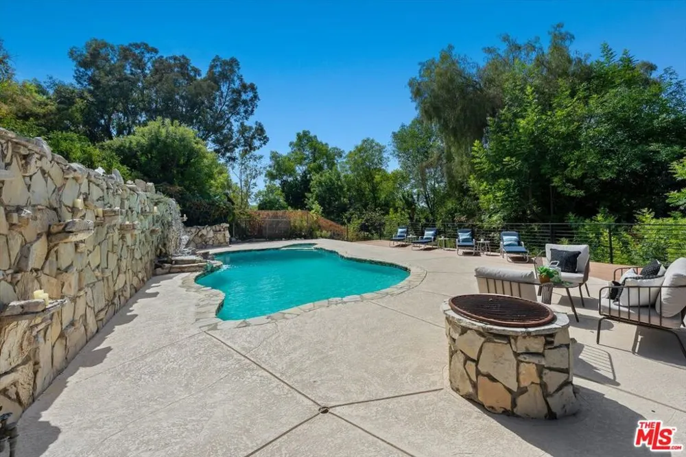 4847 Brewster Drive Tarzana, CA 91356