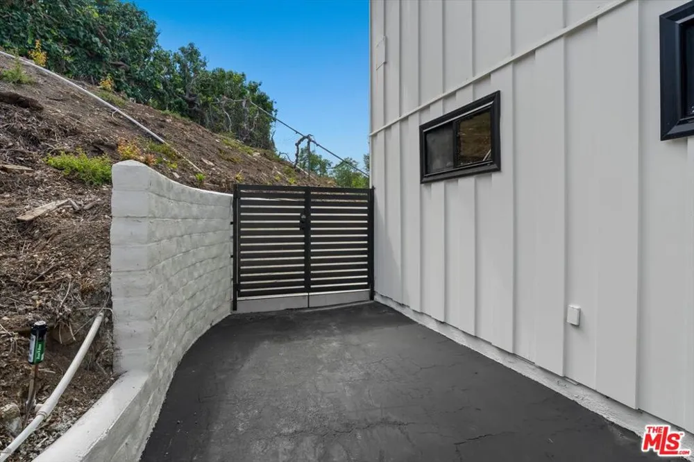 4847 Brewster Drive Tarzana, CA 91356