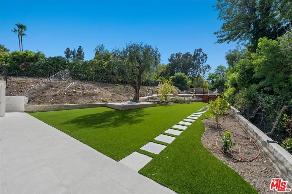 4847 Brewster Drive Tarzana, CA 91356