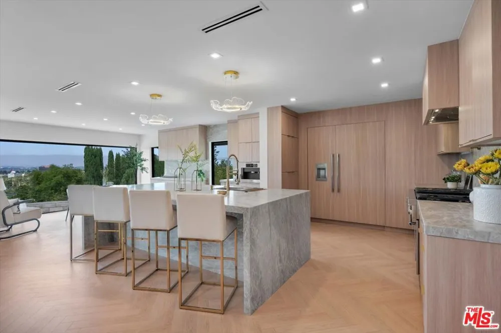 4847 Brewster Drive Tarzana, CA 91356
