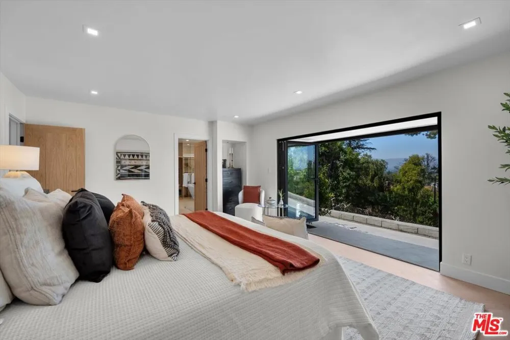 4847 Brewster Drive Tarzana, CA 91356