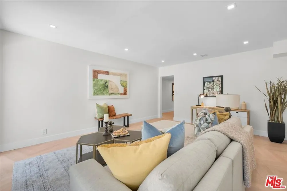 4847 Brewster Drive Tarzana, CA 91356