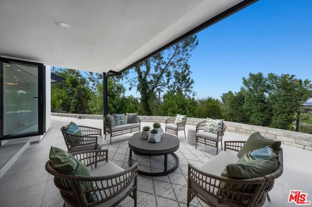 4847 Brewster Drive Tarzana, CA 91356