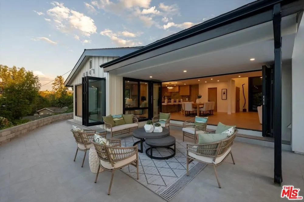 4847 Brewster Drive Tarzana, CA 91356
