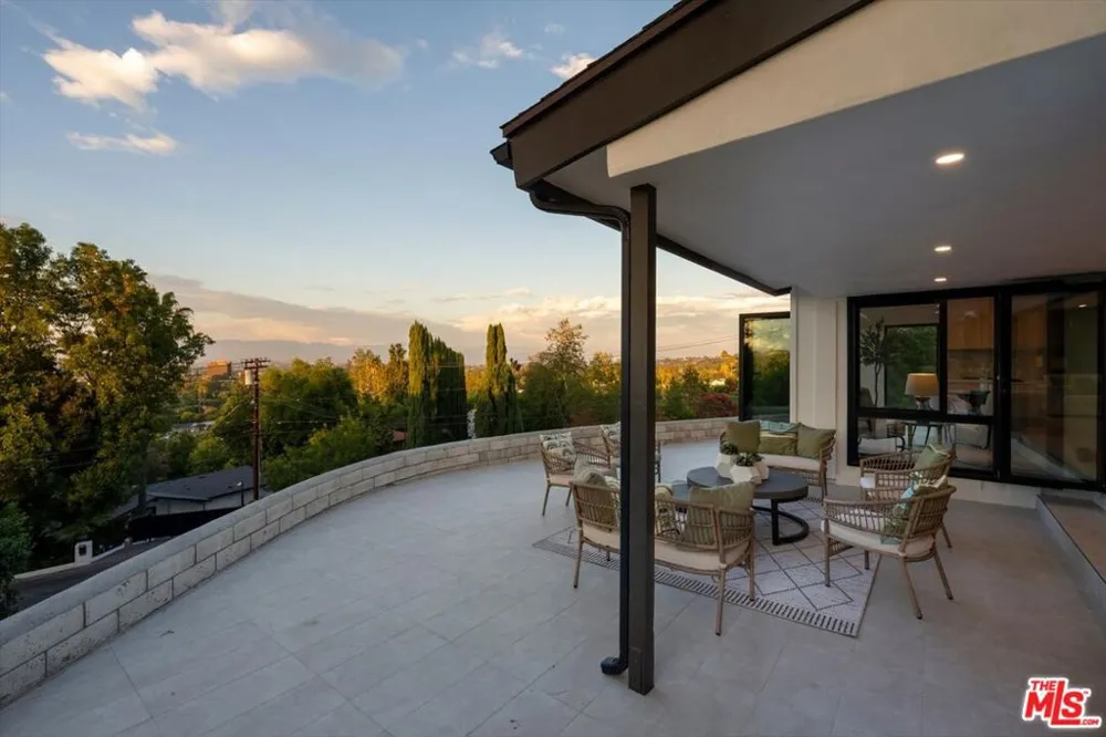 4847 Brewster Drive Tarzana, CA 91356