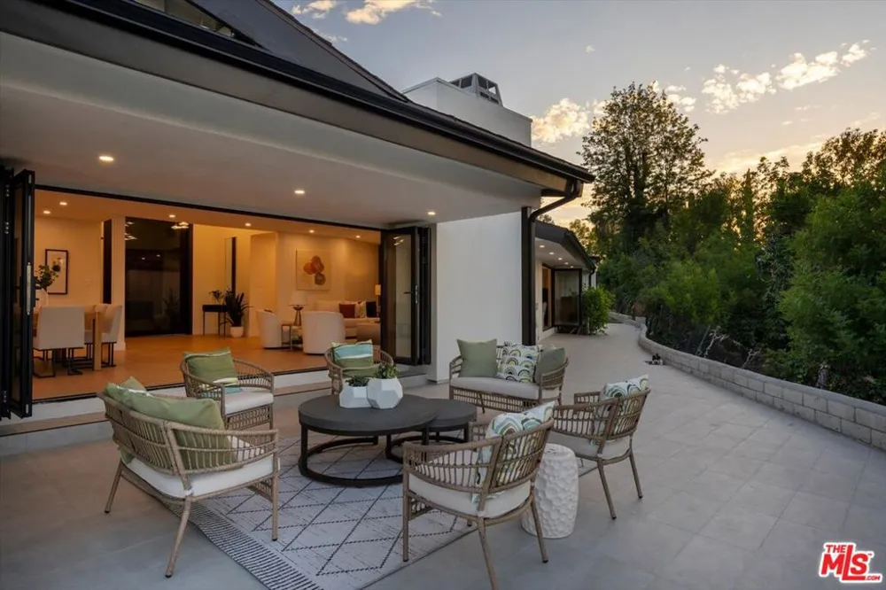 4847 Brewster Drive Tarzana, CA 91356