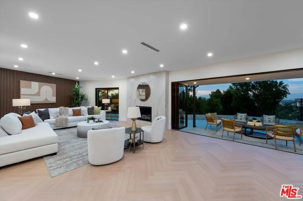 4847 Brewster Drive Tarzana, CA 91356