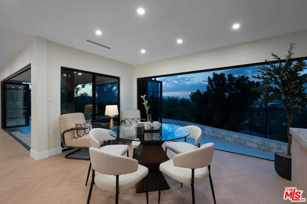 4847 Brewster Drive Tarzana, CA 91356