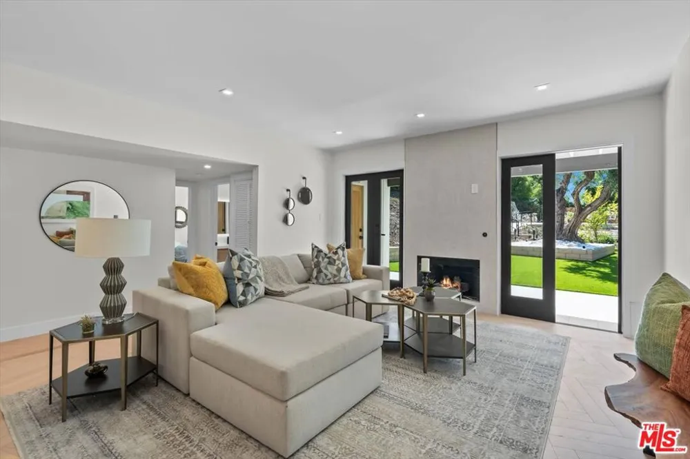 4847 Brewster Drive Tarzana, CA 91356