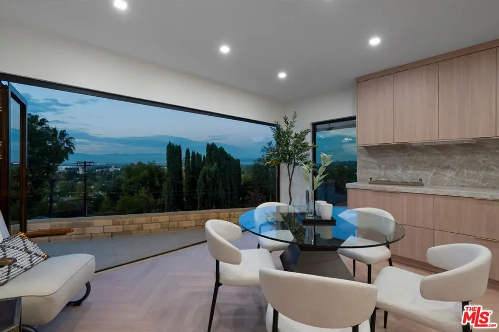 4847 Brewster Drive Tarzana, CA 91356