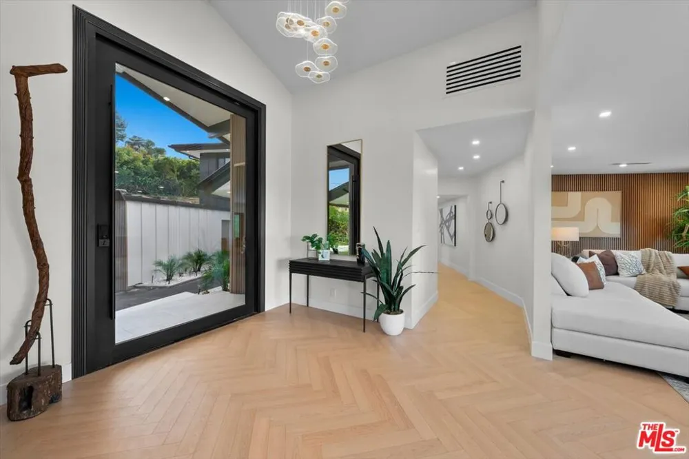 4847 Brewster Drive Tarzana, CA 91356