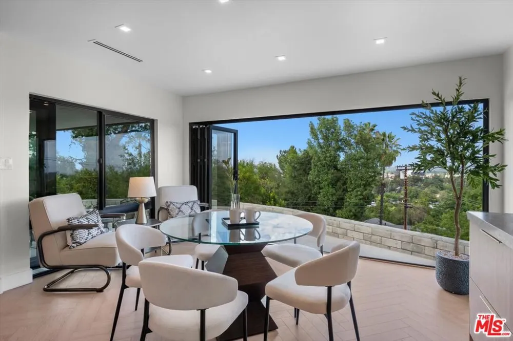 4847 Brewster Drive Tarzana, CA 91356