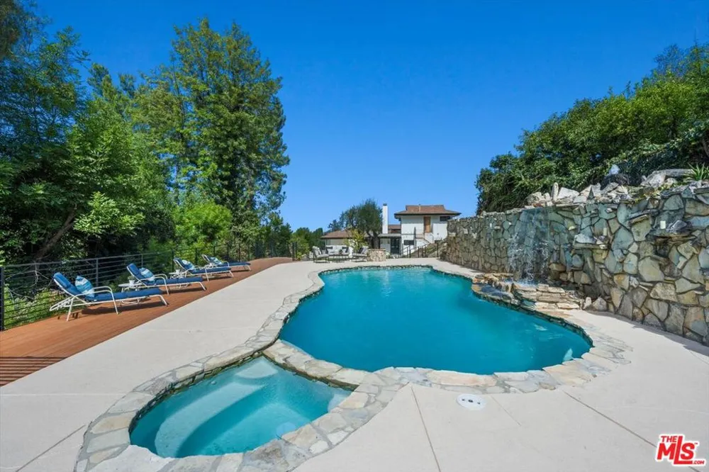 4847 Brewster Drive Tarzana, CA 91356