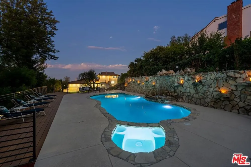 4847 Brewster Drive Tarzana, CA 91356