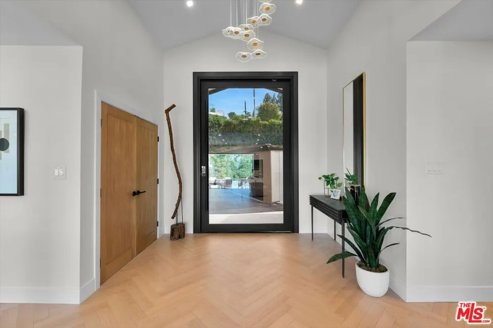 4847 Brewster Drive Tarzana, CA 91356