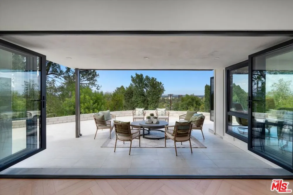 4847 Brewster Drive Tarzana, CA 91356