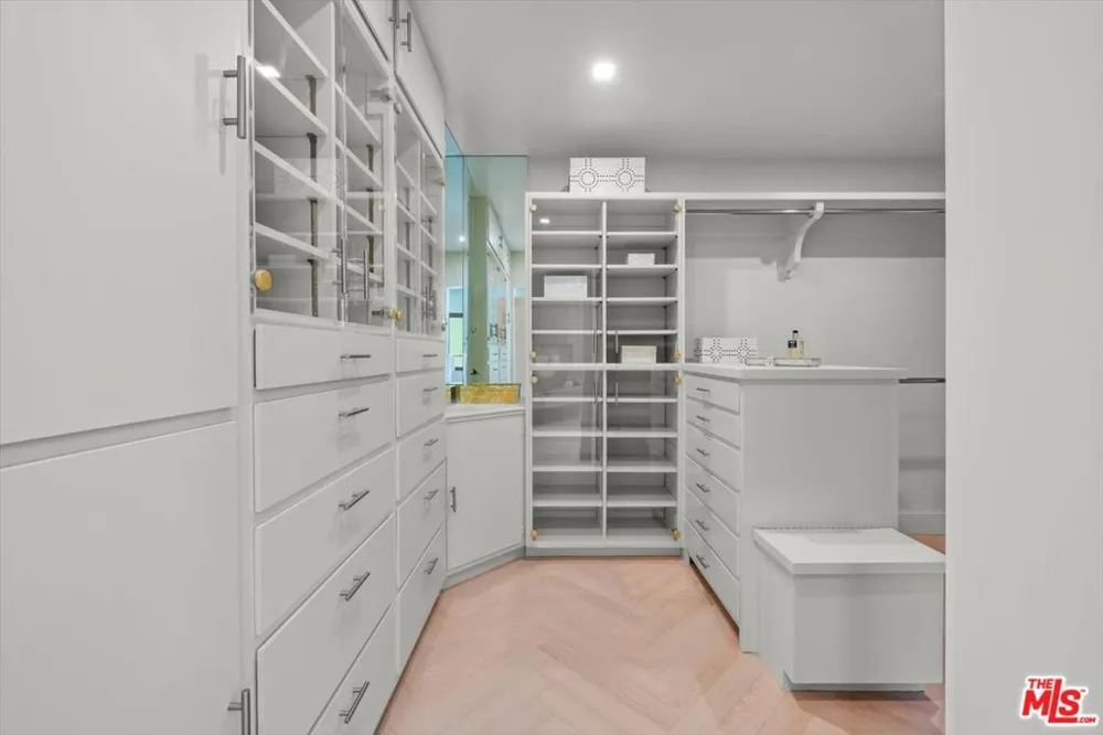 4847 Brewster Drive Tarzana, CA 91356