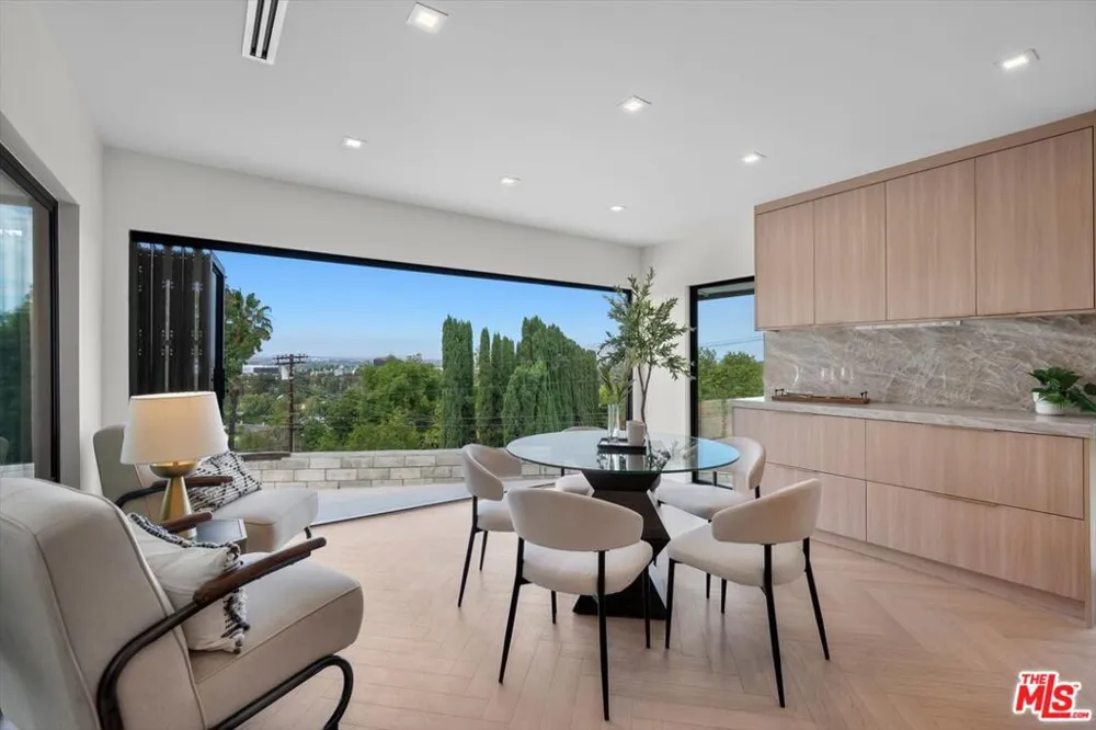 4847 Brewster Drive Tarzana, CA 91356