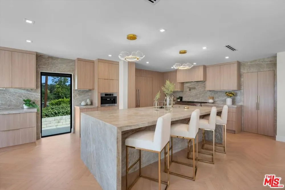 4847 Brewster Drive Tarzana, CA 91356