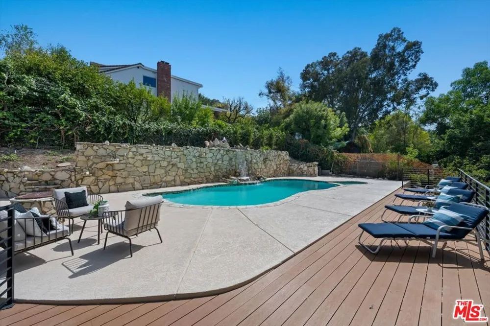 4847 Brewster Drive Tarzana, CA 91356