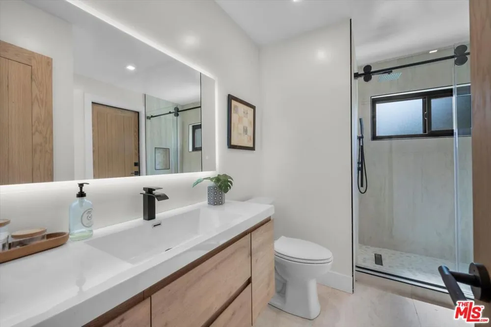 4847 Brewster Drive Tarzana, CA 91356