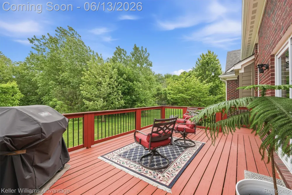 23740 Stoneleigh Drive Lyon Charter Township, MI 48178