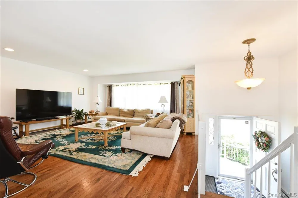 44 Peppermint Road Commack, NY 11725