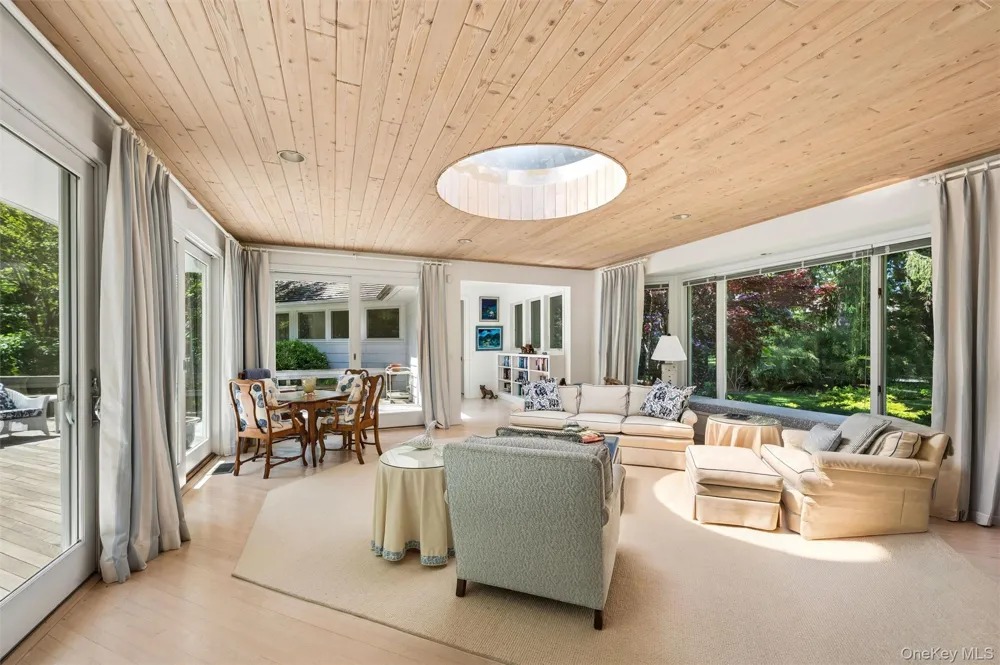 18 Jagger Lane Westhampton, NY 11977