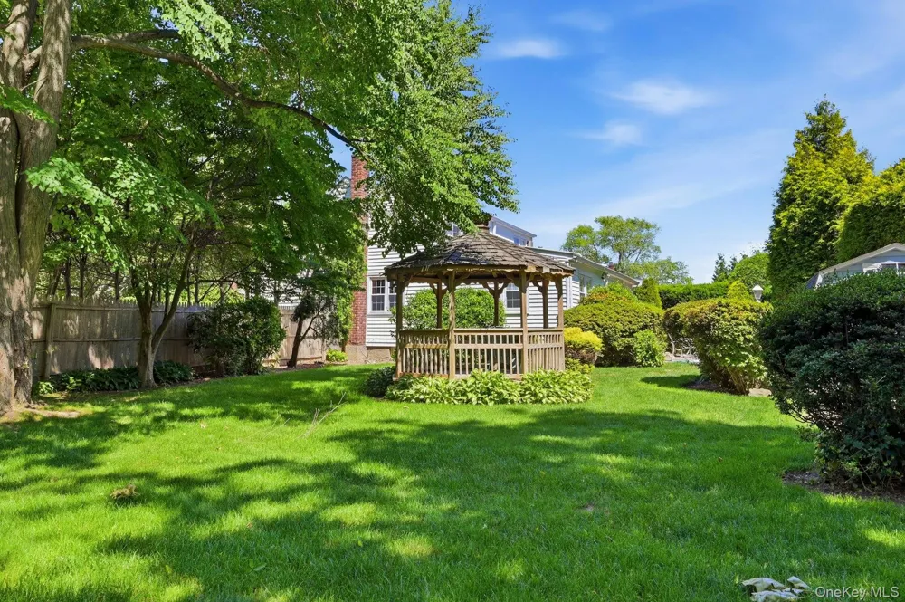 1 Dogwood Street Farmingdale, NY 11735