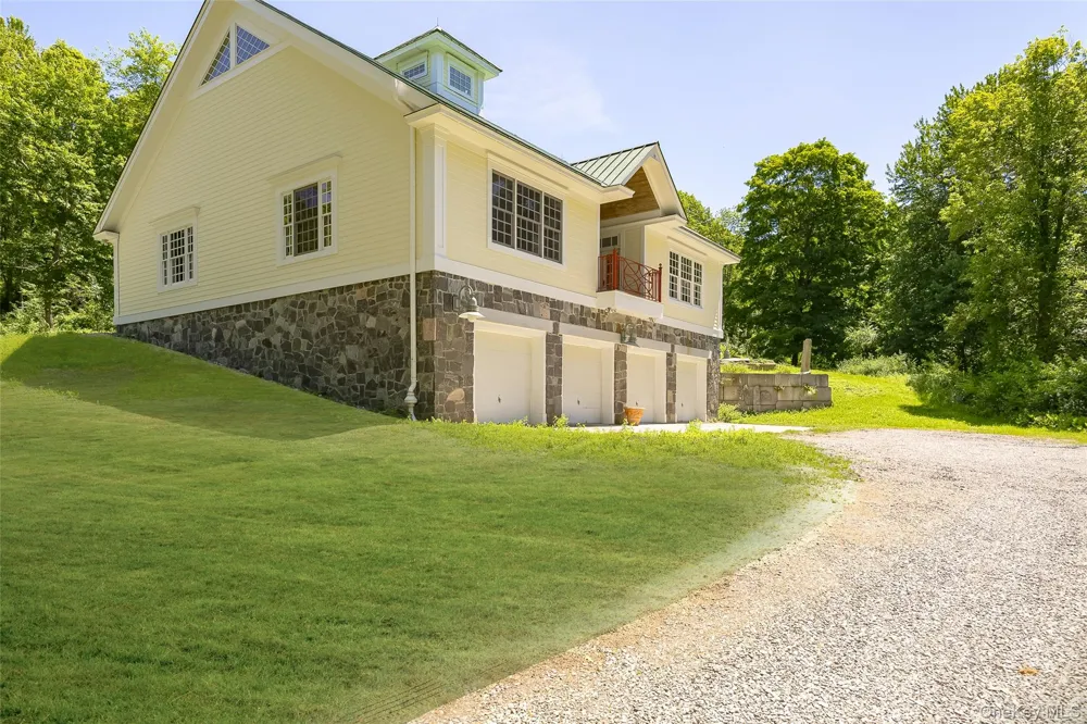 46 Hoxie Road Millbrook, NY 12545