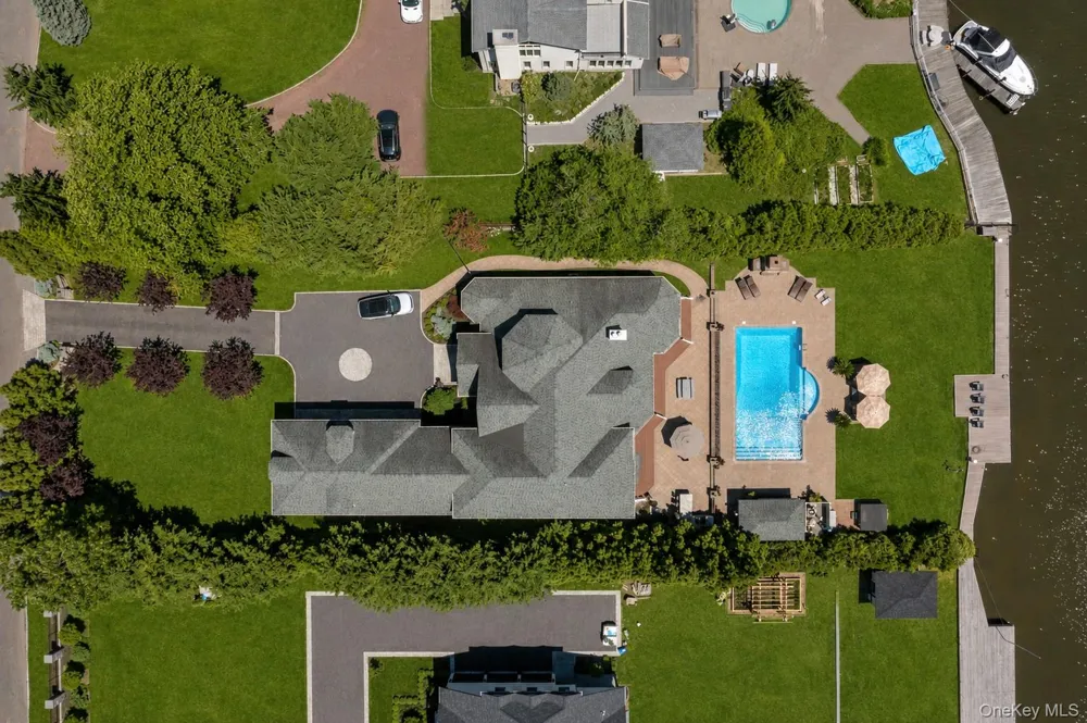 65 W Bayberry Road Islip, NY 11751