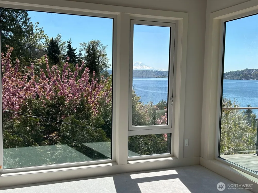 8243 W Mercer Way Mercer Island, WA 98040