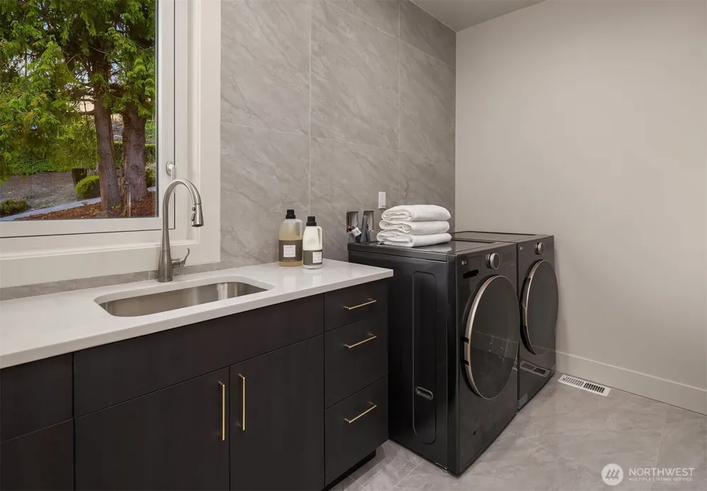 8243 W Mercer Way Mercer Island, WA 98040