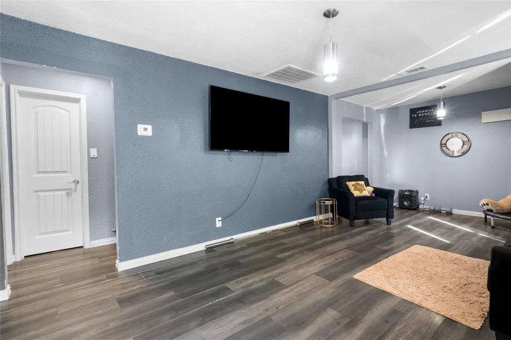4115 S Peachtree Road Balch Springs, TX 75180