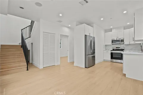 326 Leslie Way
