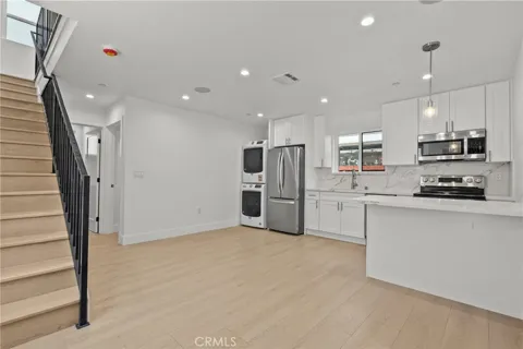 322 Leslie Way