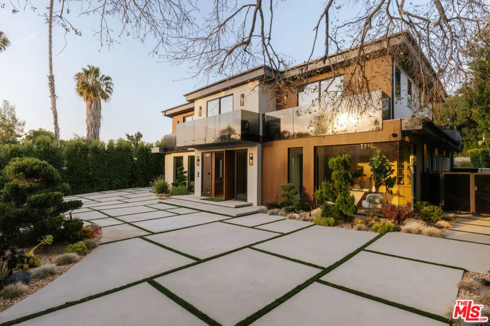 5244 Tampa Avenue Tarzana, CA 91356