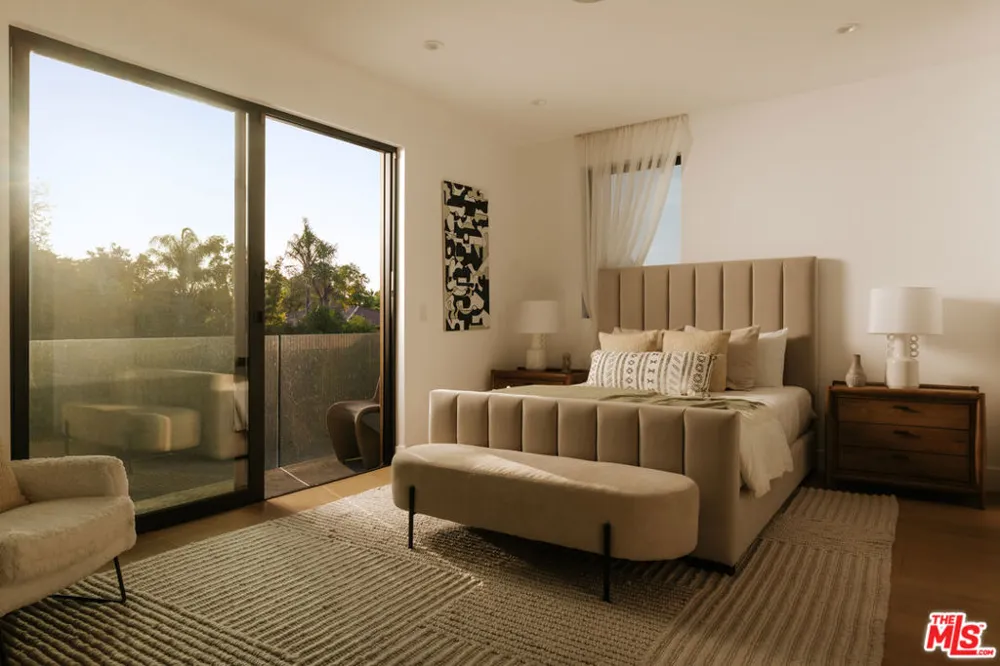 5244 Tampa Avenue Tarzana, CA 91356