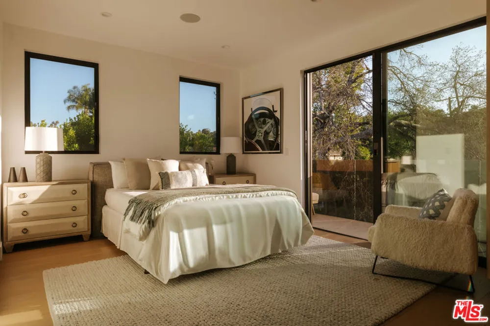 5244 Tampa Avenue Tarzana, CA 91356
