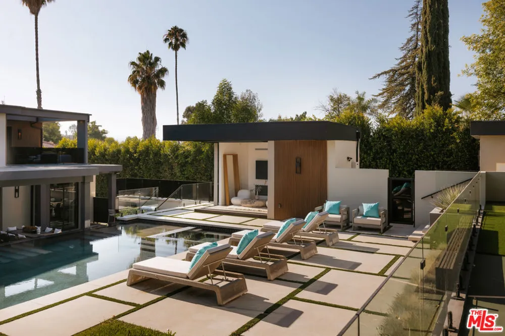 5244 Tampa Avenue Tarzana, CA 91356